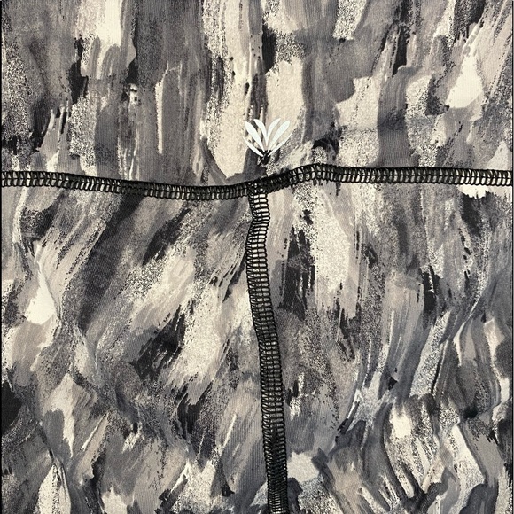 Forever 21 Black Gray Brush Stroke Print Cropped Leggings Capris Yoga Pants L - Picture 4 of 6